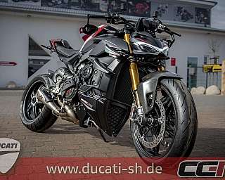 Ein sportliches Ducati Motorrad steht vor einem Geschäft.