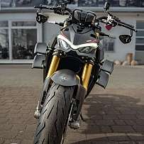 Frontansicht eines Ducati Motorrads mit markantem Design und Reifen.