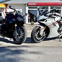 Zwei Ducati Motorräder stehen vor einem Händler in Schleswig-Holstein.