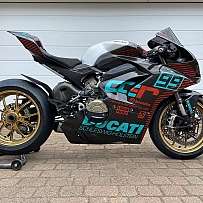 Ein Ducati Rennmotorrad mit auffälligem Design und goldenen Felgen.