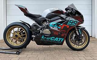 Ein Ducati Rennmotorrad mit auffälligem Design und goldenen Felgen.