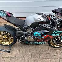 Ein Ducati Rennmotorrad mit goldenen Felgen und sportlichem Design.