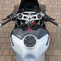 Überblick über das Cockpit eines Ducati Motorrads mit Bedienelementen.