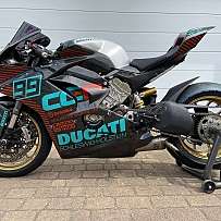 Ein Ducati Rennmotorrad mit auffälligem Design und hochwertigen Materialien.