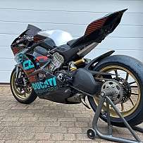 Ein Ducati Rennmotorrad mit auffälliger Lackierung und Ständer.