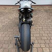 Ein sportliches Motorrad auf einem Ständer, mit breitem Hinterrad.