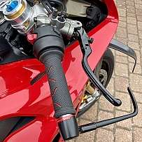Detailaufnahme eines Motorradlenkers mit Bremshebel und Griff.