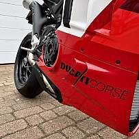 Nahaufnahme eines roten Ducati Motorrads mit markanten Designelementen.