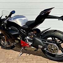 Ein modernes Sportmotorrad mit glänzender Karosserie und breiten Reifen.