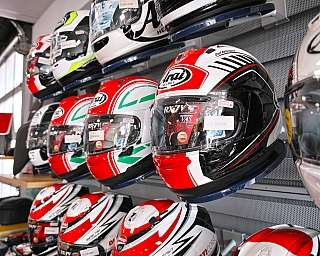 Eine Auswahl an Motorradhelmen in einem Verkaufsraum.