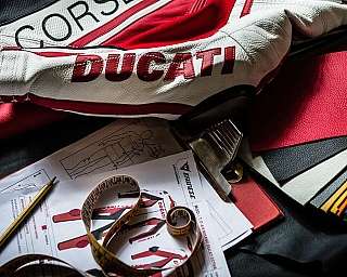 Eine Ducati Lederjacke mit verschiedenen Materialien und Messwerkzeugen.