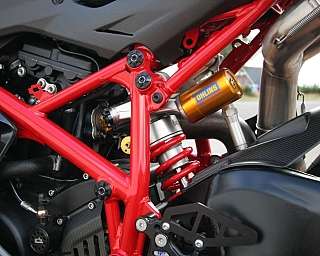 Detailaufnahme eines Motorradrahmens mit Ohlins-Federungssystem.